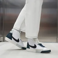 Buty dla chłopców - NIKE BLAZER MID 77 SE - miniaturka - grafika 1