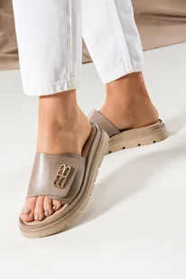 Beżowe klapki skórzane damskie na bieżnikowanej platformie złota ozdoba PRODUKT POLSKI Casu 40442 - Klapki i japonki damskie - miniaturka - grafika 1