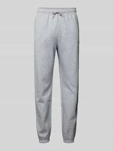 Spodnie dresowe o kroju regular tapered fit z nadrukiem z logo - Spodnie sportowe męskie - miniaturka - grafika 1