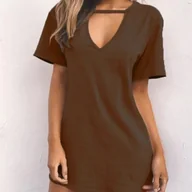 Sukienki - Sukienka z wycięciem na dekolcie - Brązowy S - miniaturka - grafika 1