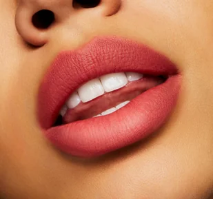 MAC Cosmetics Powder Kiss Pomadka do ust Sheer Outr - Szminki - miniaturka - grafika 3