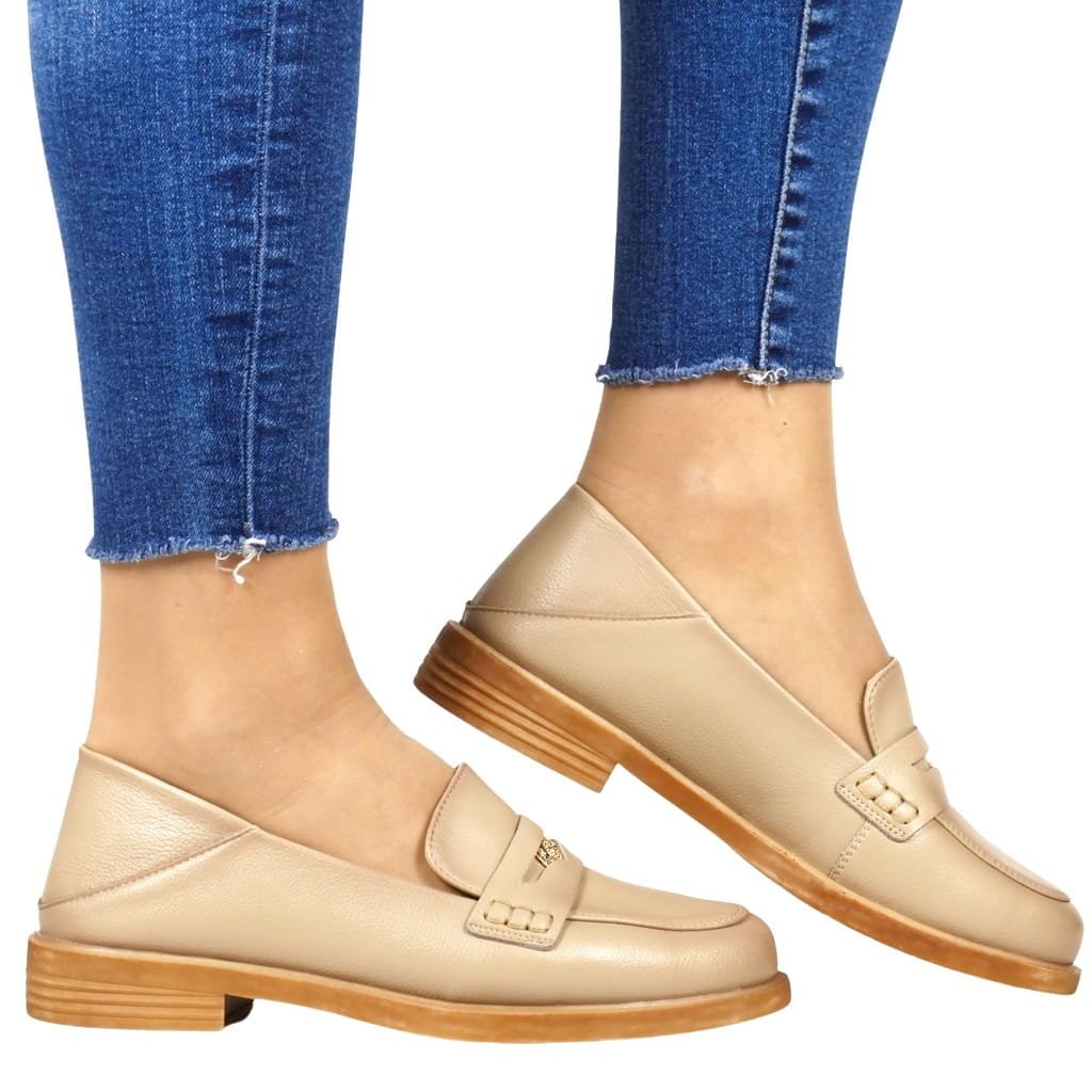 DAMSKIE SKÓRZANE MOKASYNY Z OZDOBĄ PÓŁBUTY WSUWANE NA PŁASKIEJ PODESZWIE 18100 BEŻOWE LICOWE