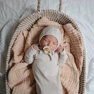 Pajacyki dla niemowląt - Mushie Pajacyk niemowlęcy wiązany 0-3 m Ivory - grafika 1