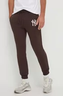 Spodnie męskie - 47brand spodnie dresowe MLB New York Yankees kolor brązowy z nadrukiem - miniaturka - grafika 1