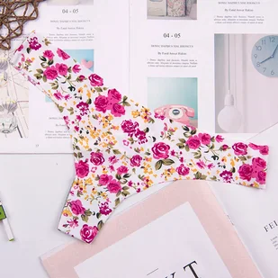 Gładkie stringi - Różowy - Majtki damskie - miniaturka - grafika 1