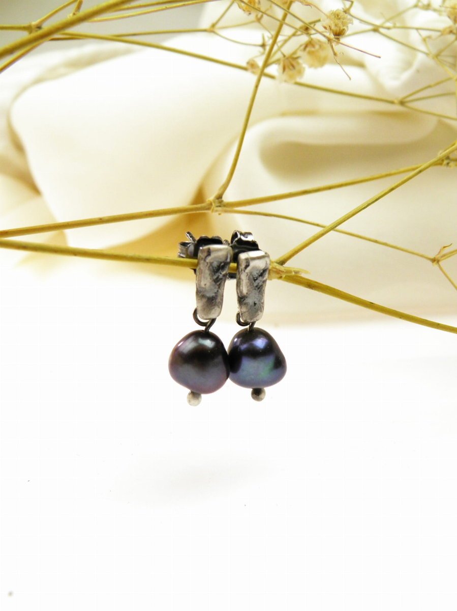 Lawa mała - kolczyki srebrne z benzynową perłą