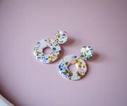 Kolczyki - MODELINOVA KOLCZYKI wiszące donut sztyfty białe lato - miniaturka - grafika 1