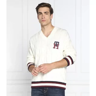 Swetry męskie - Tommy Hilfiger Wełniany sweter MONOGRAM CABLE CRICKET | Oversize fit - grafika 1