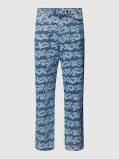 Spodnie męskie - Jeansy o kroju baggy fit ze wzorem z logo na całej powierzchni - grafika 1