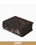 Świece - Świeca sojowa w kształcie Księgi – Sekrety Nocy – 170 ml – Idealna na prezent na dzień nauczyciela – Zapach Biblioteki - miniaturka - grafika 1