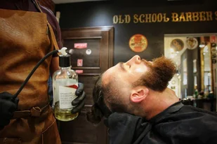 Pielęgnacja brody i włosów w OLD SCHOOL BarberShop w Krakowie - Czasopisma - miniaturka - grafika 1