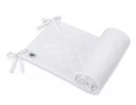 Ochraniacze do łóżeczka - Uniwersalny pikowany ochraniacz do łóżeczka - biały - miniaturka - grafika 1