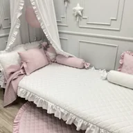 Koce i narzuty dla dzieci - PIKOWANA NARZUTA 90x180cm BIAŁA Z FALBANĄ - miniaturka - grafika 1