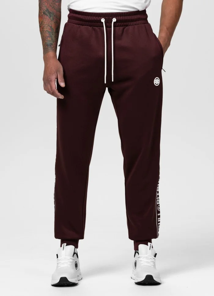 Spodnie dresowe PIT BULL OLDSCHOOL TAPE LOGO TERRY ciemnobordowe (dark burgundy)