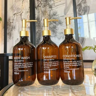 TEMU Duży zestaw 500 ml – Brązowy, nadrukowany tekst, szampon, odżywka do włosów, żel pod prysznic, pochylony design ramienia, idealny do hoteli i - Pozostałe akcesoria kosmetyczne - miniaturka - grafika 1