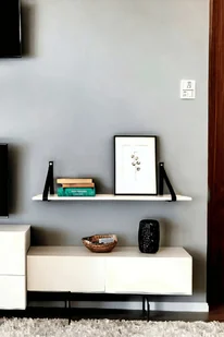 Biała półka na czarnych skórzanych paskach - Półki do salonu - miniaturka - grafika 1