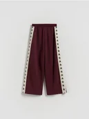 Spodnie i spodenki dla dziewczynek - Reserved - Szerokie spodnie z lampasem - bordowy - miniaturka - grafika 1