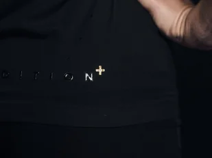 COMPRESSPORT Koszulka biegowa PERFORMANCE SS T-SHIRT Black Edition 2022 czarna - Koszulki sportowe męskie - miniaturka - grafika 6