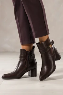 Brązowe botki damskie na szerokim słupku guma w cholewce pasek ze złotą ozdobą Carla 4160 - Botki damskie - miniaturka - grafika 1