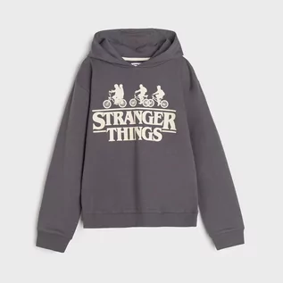 Swetry dla dziewczynek - Sinsay - Bluza z kapturem Stranger Things - Szary - grafika 1
