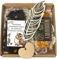 Zestawy upominkowe - ZESTAW PREZENT NA DZIEŃ NAUCZYCIELA ZAKŁADKA DO KSIĄŻKI HERBATA PUDEŁKO BOX - miniaturka - grafika 1