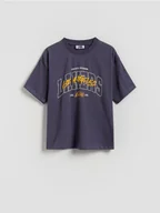 Koszulki dla chłopców - Reserved - Bawełniany t-shirt NBA - ciemnofioletowy - miniaturka - grafika 1