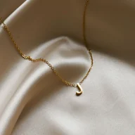 Łańcuszki - Naszyjnik damski złoty łańcuszek z literka J ze stali szlachetnej - miniaturka - grafika 1