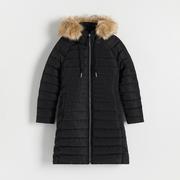 Płaszcze damskie - Reserved - Pikowany płaszcz z futerkiem - Czarny - miniaturka - grafika 1
