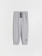 Spodnie i spodenki dla chłopców - Reserved - Bawełniane joggery z ciepłej dzianiny - jasnoszary - miniaturka - grafika 1