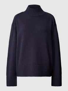 Sweter z dzianiny z obniżonymi ramionami - Swetry damskie - miniaturka - grafika 1