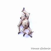 Broszki - Broszka srebrna - Małpka wesoła brązowa - miniaturka - grafika 1