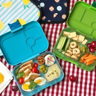 Średnia śniadaniówka / lunchbox Yumbox Panino - power pink/rainbow tray - Lunch boxy - miniaturka - grafika 9