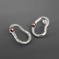 Kolczyki - Unikatowe asymetryczne surowe kolczyki srebrne z perłą - miniaturka - grafika 1