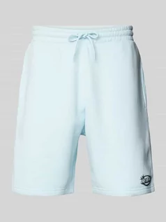 Spodnie sportowe męskie - Szorty z dzianiny dresowej o kroju regular fit z nadrukiem z logo - grafika 1