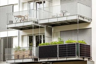 Fotowoltaiczny zestaw na balkon, taras, ogródek on-grid 670W mikroinwerter+ 2 panele + wyposażenie - Zestawy solarne - miniaturka - grafika 1