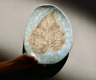 Tace i patery - Śnieżne chmury - bajkowy półmisek ceramiczny z liściem handmade - miniaturka - grafika 1