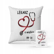 Gadżety dla niej i dla niego - ZESTAW PODUSZKA + KUBEK Dla Lekarza Doktora Serce PREZENT + IMIĘ #2 - miniaturka - grafika 1