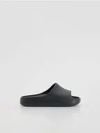 Buty dla chłopców - Reserved - Gładkie klapki - czarny - miniaturka - grafika 1