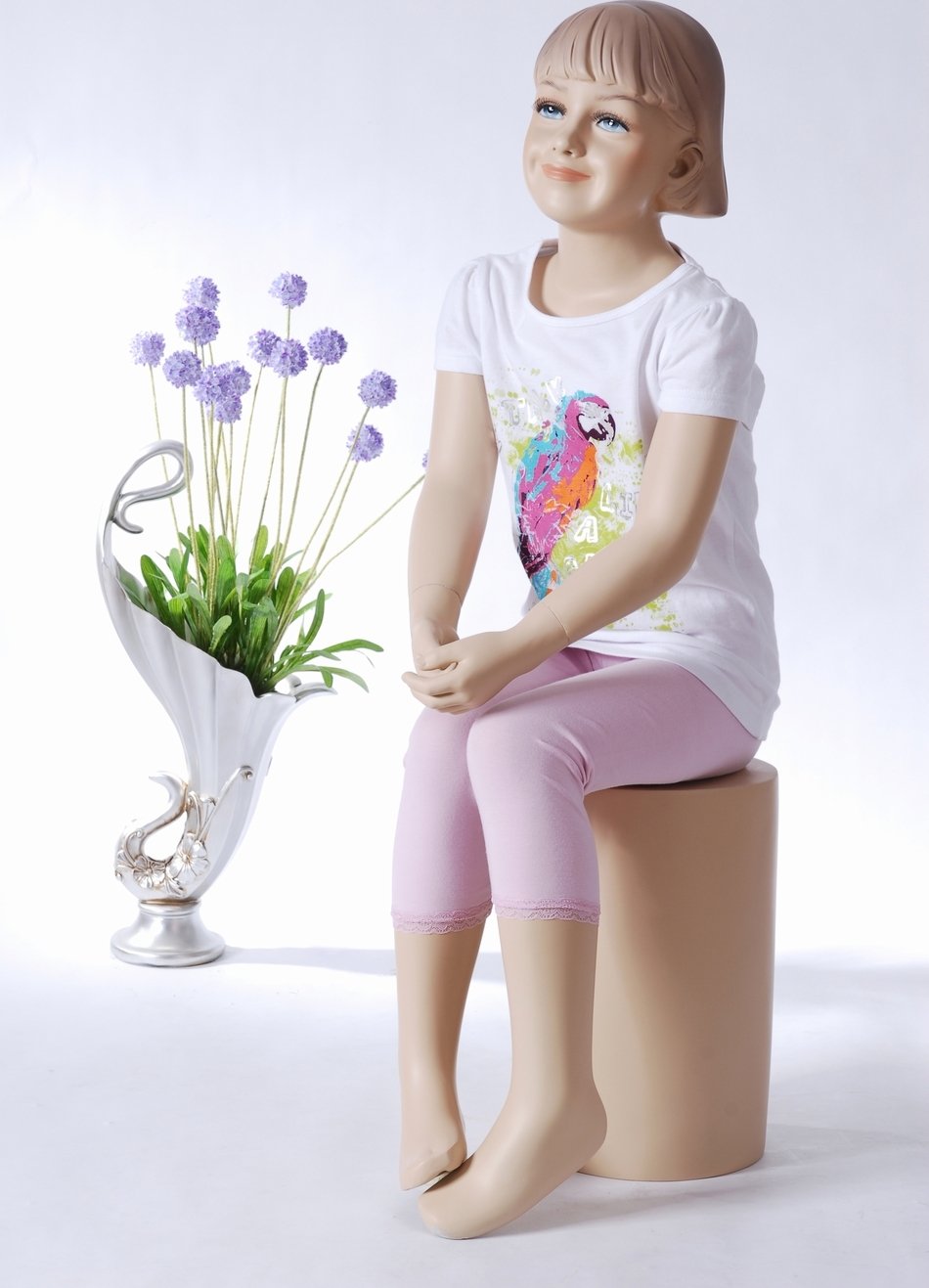 BB-13 manekin dziewczynka dziecko. Kolor skóry siedzący elegancki nowoczesny. Wymodelowana fryzura