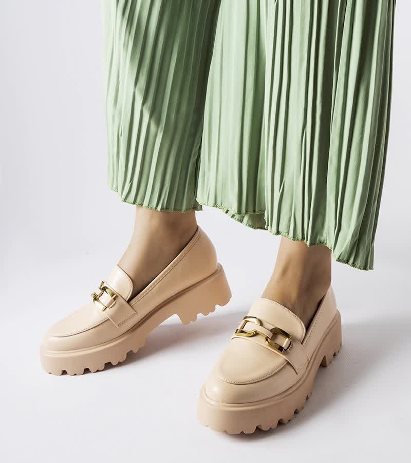 Beżowe damskie mokasyny zdobione klamrą Piazzo-39