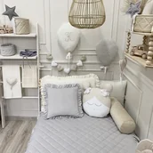 Koce i narzuty dla dzieci - AKSAMITNA PIKOWANA NARZUTA Z FALBANKĄ 90x180cm VELVET DELIKATNY SZARY - miniaturka - grafika 1