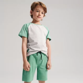 Spodnie i spodenki dla chłopców - Reserved Szorty z kieszeniami - Zielony - grafika 1
