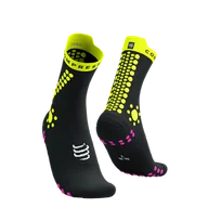 Skarpetki sportowe męskie - COMPRESSPORT Skarpetki do biegania trailowe ProRacing Socks V4 Trail black/safe yellow/neo pink - miniaturka - grafika 1