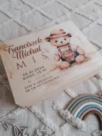 Ozdoby bożonarodzeniowe - MIŚ W KAPELUSZU Drewniane dekoracje kuferek pojemnik na zabawki - miniaturka - grafika 1