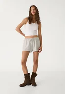 Spodenki damskie - Stradivarius Luźne spodenki z mieszanki lnu z zakładkami Szary XS - miniaturka - grafika 1