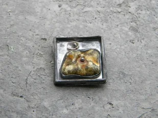 Kwadrat z bursztynem - broszka - Broszki - miniaturka - grafika 1