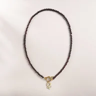 Naszyjniki - Naszyjnik Granat z kwiatkiem Okrągłe zapięcie - miniaturka - grafika 1