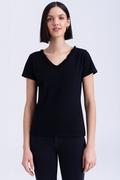 Koszulki i topy damskie - Bawełniana, czarna koszulka z dekoltem w serek - Greenpoint - miniaturka - grafika 1