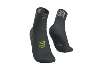COMPRESSPORT Skarpetki do biegania długie ProRacing Socks v3.0 BORN TO SWIM BIKE RUN 2019 zielone - Skarpetki sportowe męskie - miniaturka - grafika 1