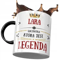 Kubki - Kubek Czarny Dla Lary Żony Koleżanki na Prezent z Nadrukiem ze Zdjęciem+ Opakowanie na prezent (wzór 01) - miniaturka - grafika 1